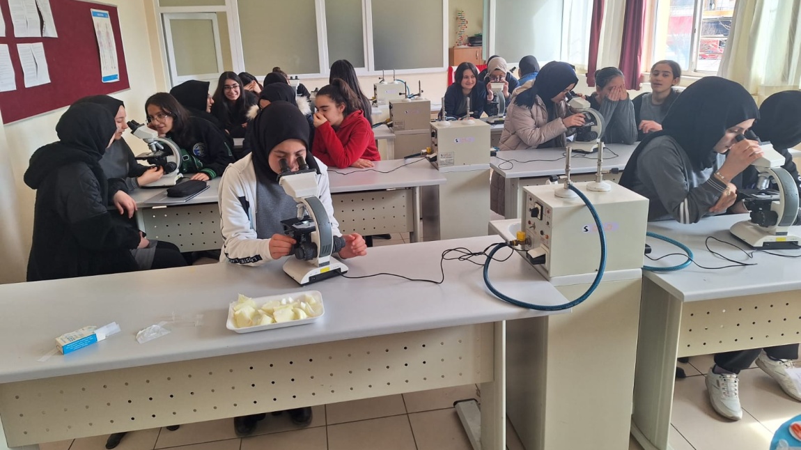 Laboratuvarımız Kimya ve Biyoloji Derslerinde Aktif Kulanılıyor